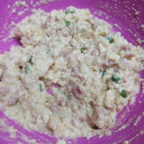 Aduk adonan sampai rata.