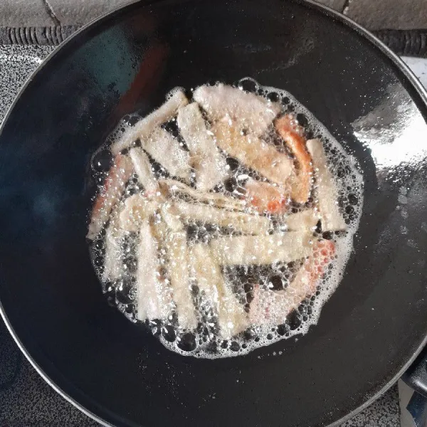 Panaskan minyak, lalu masukkan crab stick.