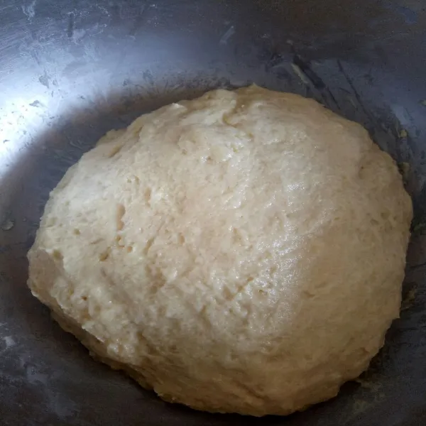 Campur semua bahan kering. Aduk rata sebentar. Tambahkan telur dan susu uht uleni sampai kalis.
Masukkan garam dan butter, uleni hingga kalis elastis. Proofing hingga 15 menit dan kempeskan adonan.
