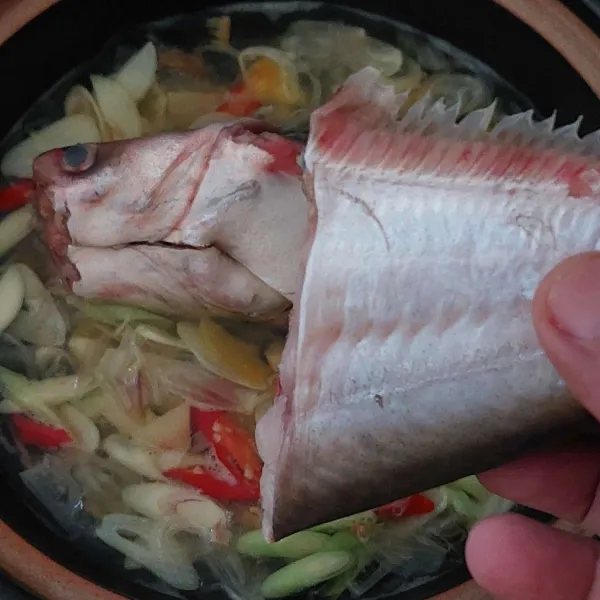 Tambahkan ikan patin, tutup, masak hingga ikan matang