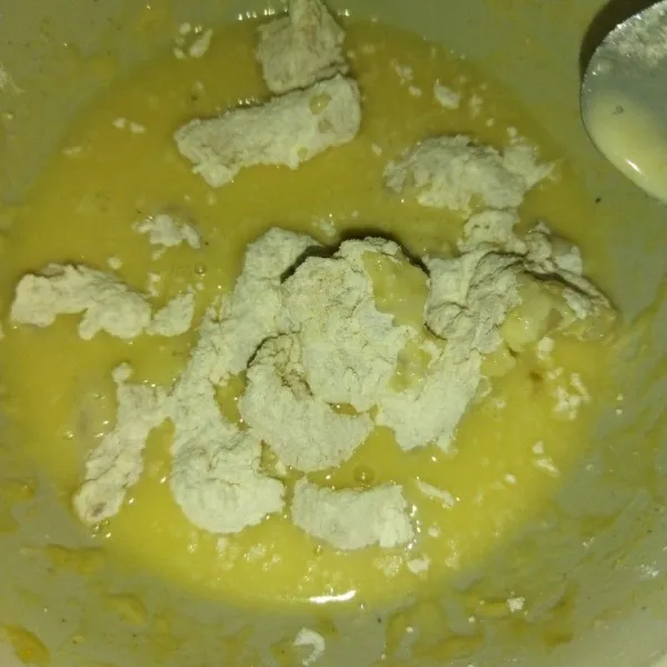 Siapkan bahan pencelup yang sudah diaduk rata, lalu celupkan cumi ke dalam bahan pencelup.