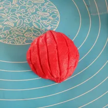 bungkus dengan adonan topping kecil bentuk bulat lonjong menyerupai daun kemudian kerat dengan cuter bagian atasnya