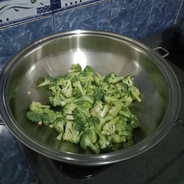 Masukkan brokoli dan aduk rata. Kemudian tuang secukupnya air.