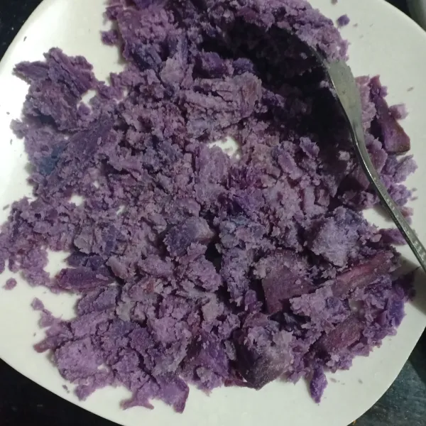 Kukus ubi ungu lalu hancurkan kasar.