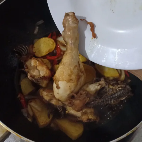 Masukkan ayam goreng.