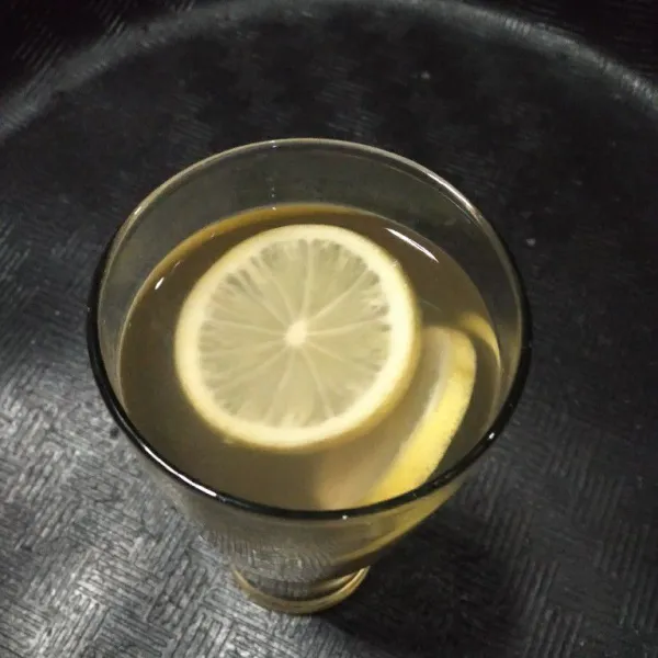 Tambahkan irisan lemon ke dalamnya. Lalu aduk dulu sebelum di minum dan wedang jahe lemon siap disajikan.