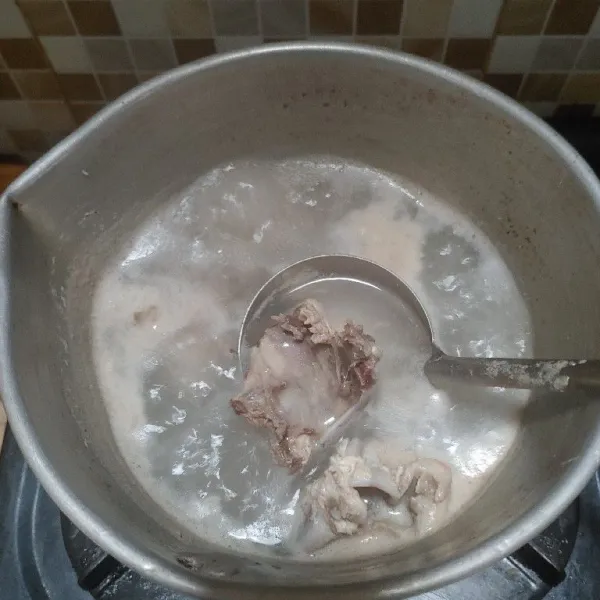 Didihkan air dan masukan tulang ayam,ini berguna untuk membuat kaldu semakin gurih.
