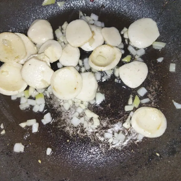 Panaskan minyak goreng, tumis bawang putih dan bawang bombay hingga harum. Tambahkan bakso ikan dan aduk rata.