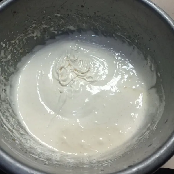 Mixer dengan speed tinggi telur, gula, SP, dan pasta vanila sampai kental berjejak.