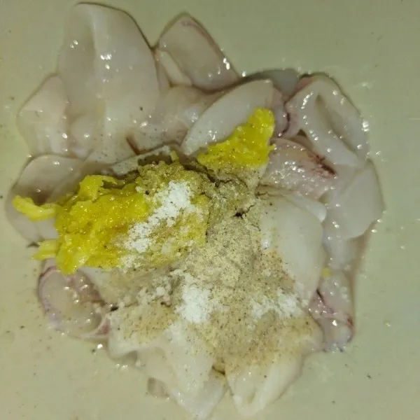 Lalu bumbui dengan bawang putih halus, garam, kaldu bubuk dan lada bubuk, aduk rata, diamkan sekitar 30 menit.