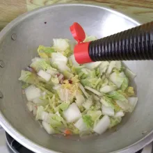 Tambahkan saus tiram, kaldu jamur, kecap asin, lada bubuk, dan garam himalaya. Lalu aduk rata serta cicipi rasanya sesuai selera.