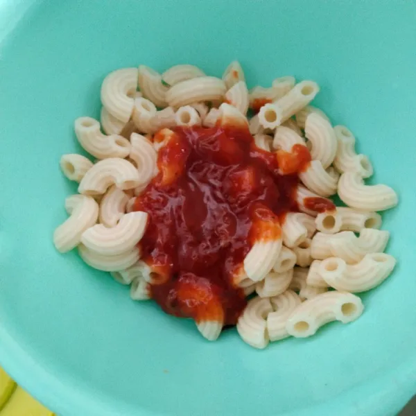 Rebus macaroni sampai matang dan mengembang, kemudian tiriskan dan campurkan dengan saus pasta. Lalu aduk rata.