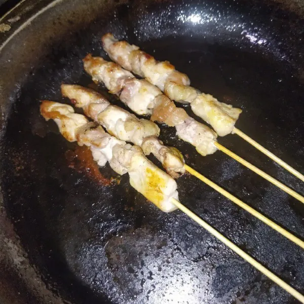 Kemudian bakar sate hingga matang.