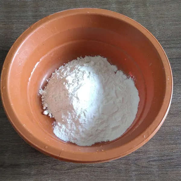 Campur tepung terigu dan tepung maizena ke dalam wadah, lalu aduk.