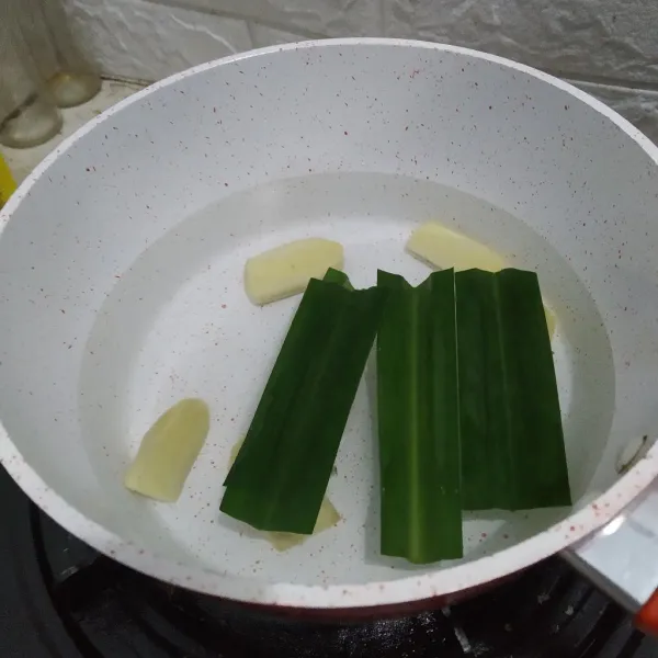 Panaskan jahe, daun pandan dan air dalam panci.