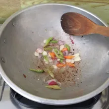 Tumis bumbu iris hingga aromanya harum.