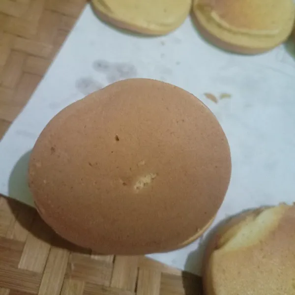Lalu tumpuk dengan dorayaki satunya lagi. Sajikan!