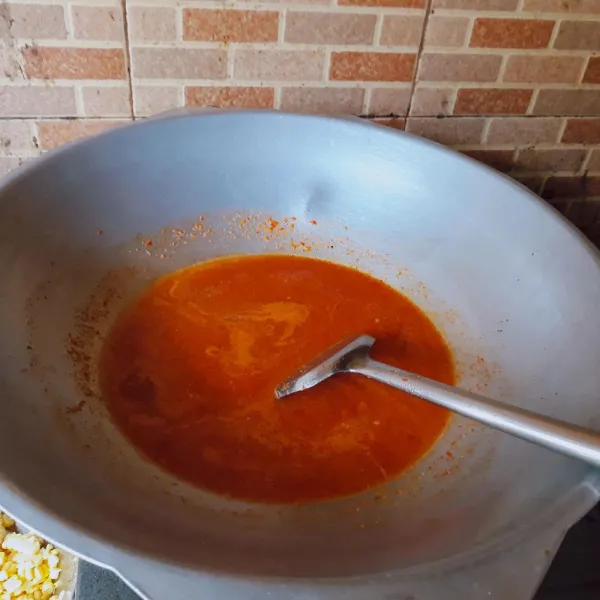 Haluskan tomat, cabai dan bawang putih. Tumis dengan sedikit minyak hingga harum. Tambahkan air, masak hingga mendidih.