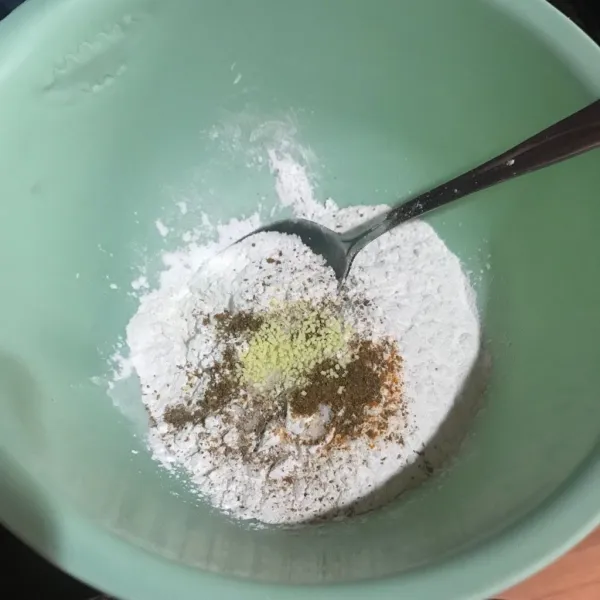 Campurkan tepung beras, kunyit bubuk, ketumbar bubuk, garam, dan penyedap rasa.