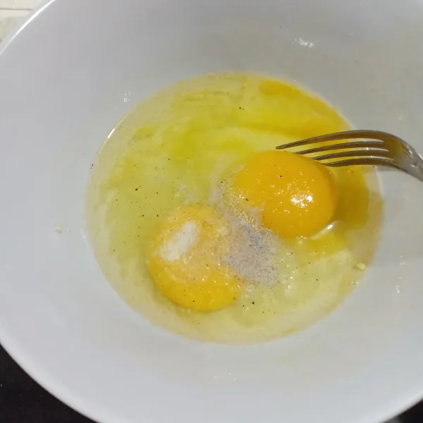Siapkan telur dan bumbu dalam mangkuk.