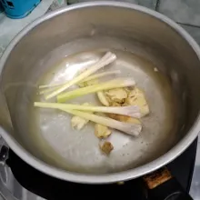 Didihkan air lalu masukkan jahe dan serai.