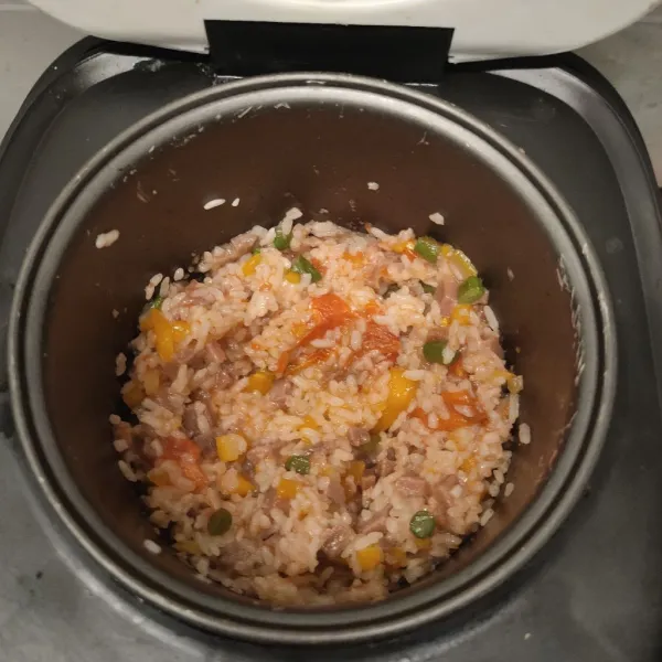 Kemudian aduk dan tutup kembali rice cooker selama 5 menit, kemudian sajikan.
