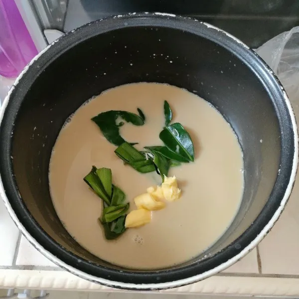 Masukkan margarin, daun pandan, dan daun jeruk. Aduk kembali sampai margarin menyebar.