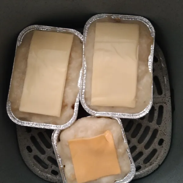 Tambahkan keju mozzarella, lalu panggang kembali selama 5 menit. Kemudian angkat dan sajikan.