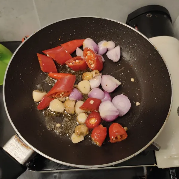 Potong acak bawang putih, bawang merah, cabai merah besar, cabai rawit, dan kencur, kemudian goreng hingga layu.