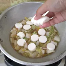 Tambahkan putih telur, lalu aduk rata.