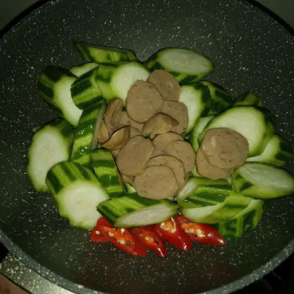 Masukkan oyong, cabe merah dan bakso. Aduk-aduk.