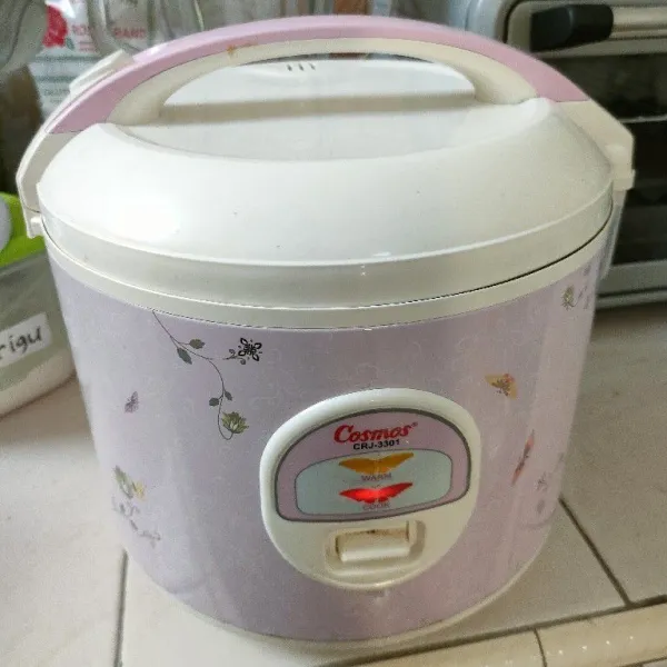 Siapkan rice cooker, masak sampai matang dan mengeluarkan aroma wangi.