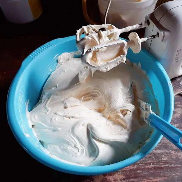 Masukkan tepung terigu, tepung maizena dan susu yang sudah diayak. 
Mixer dengan kecepatan rendah, asal rata saja.