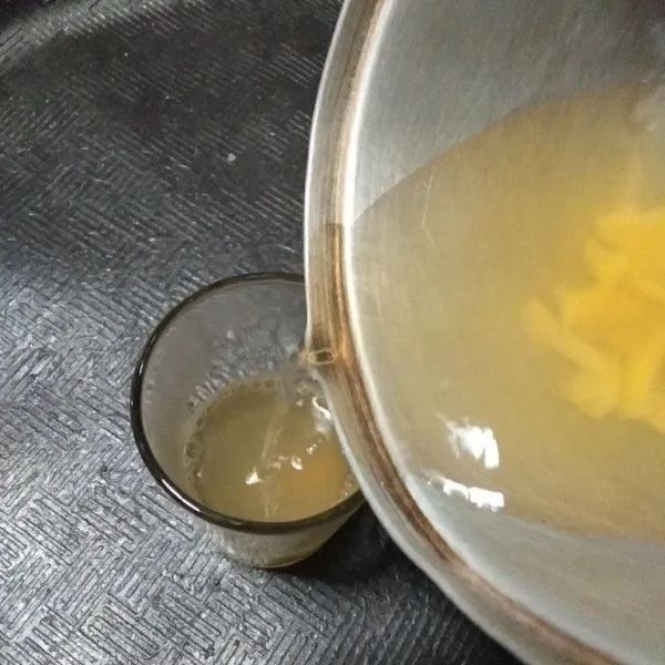 Kemudian tuang air jahe ke dalam gelas, lalu aduk sampai gula larut dan siap disajikan.