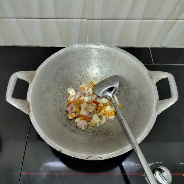Panaskan minyak goreng secukupnya. 
Tumis cabai rawit, bawang merah dan bawang putih hingga layu.