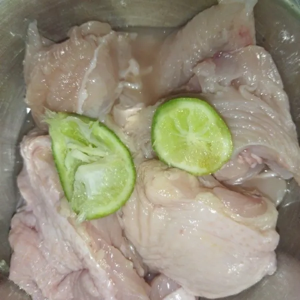 Siapkan daging ayam fillet, bilas lalu beri air perasan jeruk nipis, aduk rata, diamkan sekitar 10 menit.