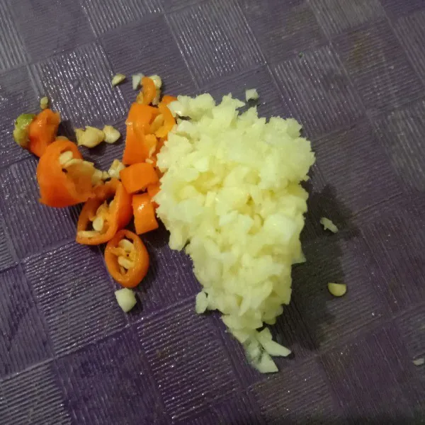 Cincang kasar bawang putih dan cabe, sisihkan.