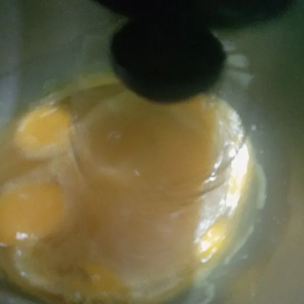 Mixer speed tinggi gula dan telur hingga kental berjejak.