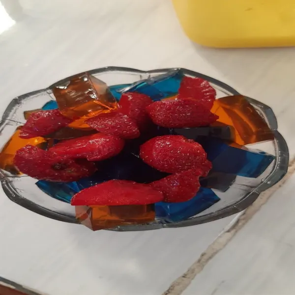 Saran penyajian: siapkan gelas atau mangkuk saji tata buah lalu jelly diatas nya kemudian buah lagi.