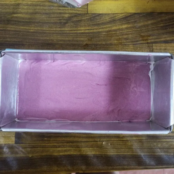 Siapkan loyang dan olesi dengan minyak serta alasi dengan kertas kue, tuang adonan ungu. Lalu kukus selama 5 menit.