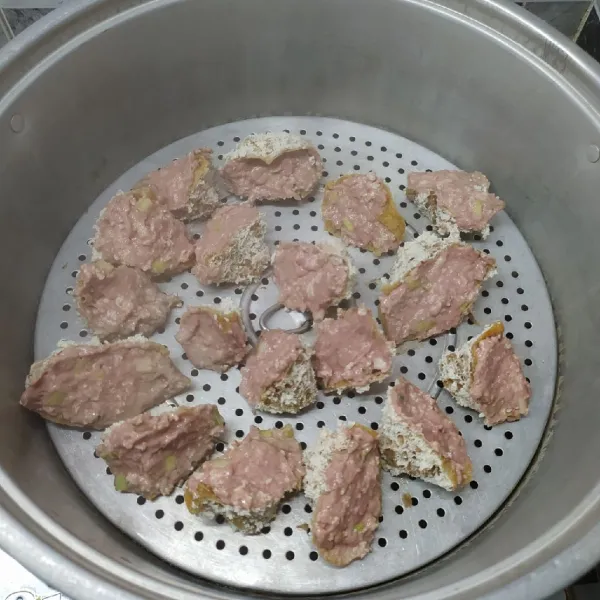 Panaskan kukusan sampai air mendidih, masukkan tahu walik. 
Kukus selama 30 menit. 
Angkat dan sisihkan.