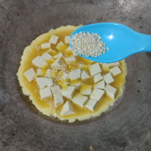 Tuang adonan dalam wajan panas, beri taburan wijen, masak sampai matang.