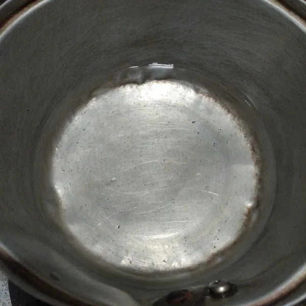 Rebus air dalam panci hingga mendidih.
