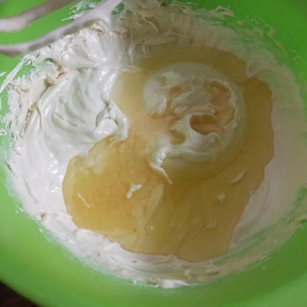 Selanjutnya masukkan susu kental manis dan minyak goreng, lalu aduk rata menggunakan spatula.