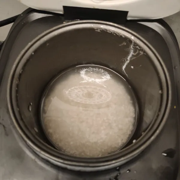 Cuci bersih beras, gunakan takaran air seperti menanak nasi biasa.