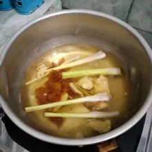 Tambahkan gula merah, masak hingga gula larut lalu saring dan sajikan selagi hangat.