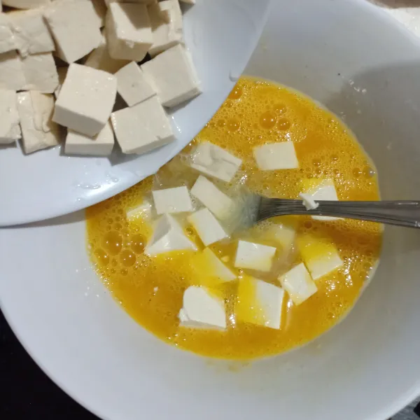Masukkan tahu.