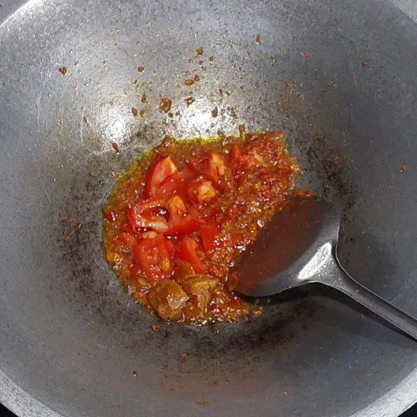 Masukan air, kaldu bubuk, gula merah. Aduk rata. Tambahkan tomat. (Jika mau tomat yang masih kelihatan utuh, masukkan setelah kangkung. Sesuaikan selera saja ya..)
