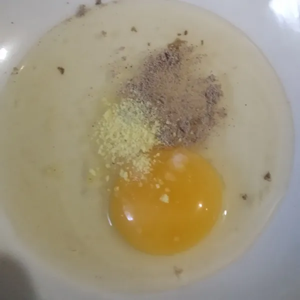 Kocok lepas telur, bumbui dengan garam, merica dan kaldu bubuk.