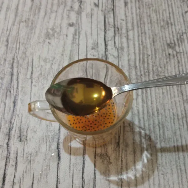 Tambahkan madu murni.